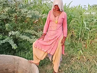 देसी स्टेप सिस्टर अपने छोटे भाई के साथ हिन्दी में चुदाई की गंदी गंदी बातें करते हुए मस्ती में सेक्स का मज़ा ले रही है हिंदी सेक्सी भागी